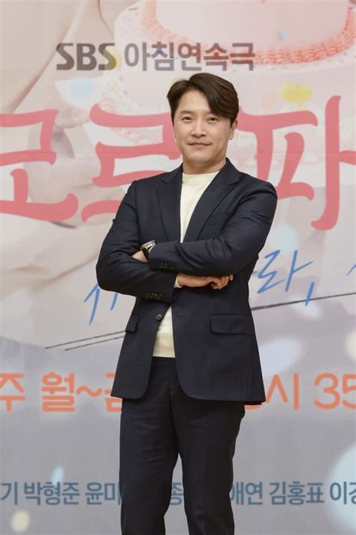 Ahn Jae-mo Biography, Age, Height, Wife, Net Worth, Family