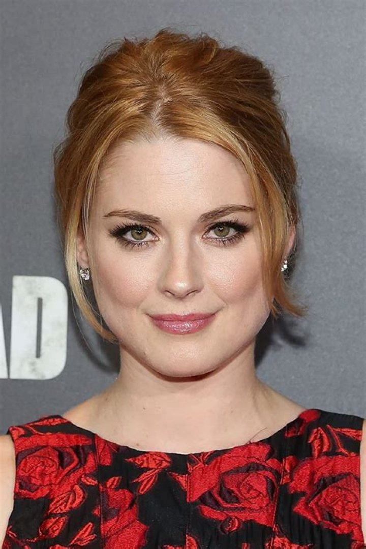 Alexandra Breckenridge biografía, edad, altura, esposa, net worth, familia