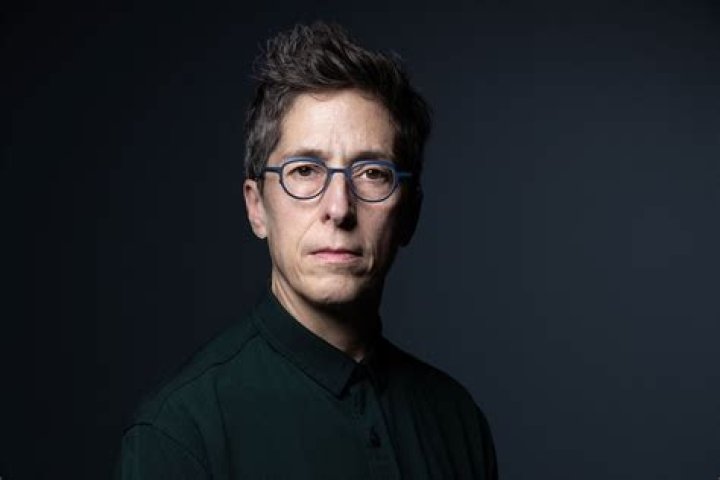 Alison Bechdel Biography, Age, Height, Husband, Net Worth, Family