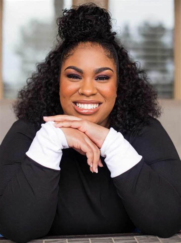 Angie Thomas Biography, Age, Height, Husband, Net Worth, Family