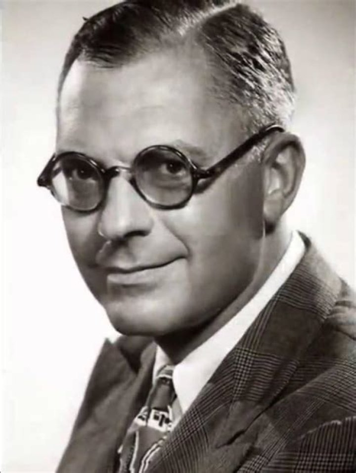 Bennett Cerf Biography, Age, Height, Wife, Net Worth, Family