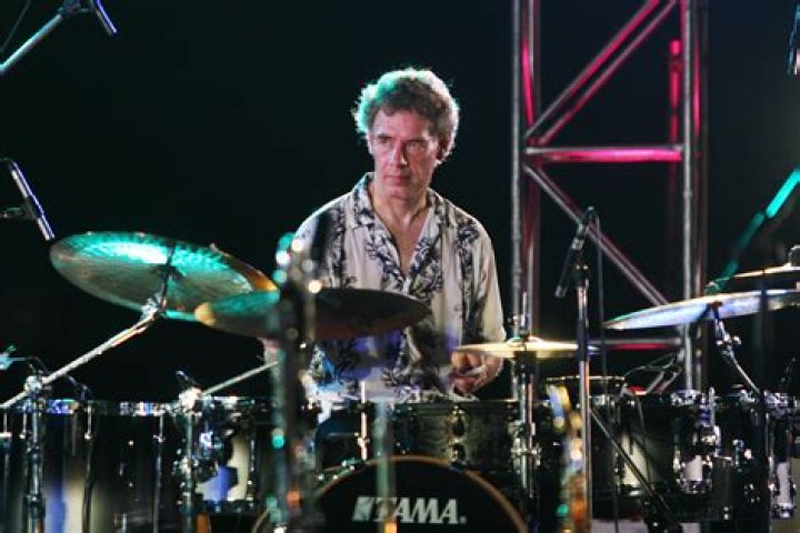 Bill Bruford biografía, edad, altura, esposo, net worth, familia