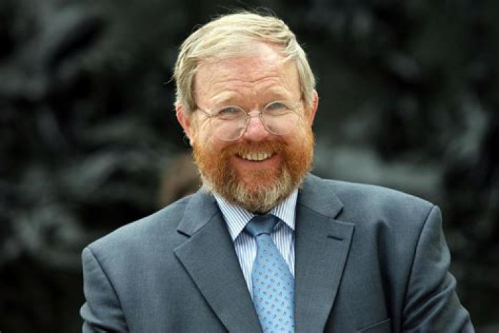 Bill Bryson Biography, Age, Height, Wife, Net Worth, Family