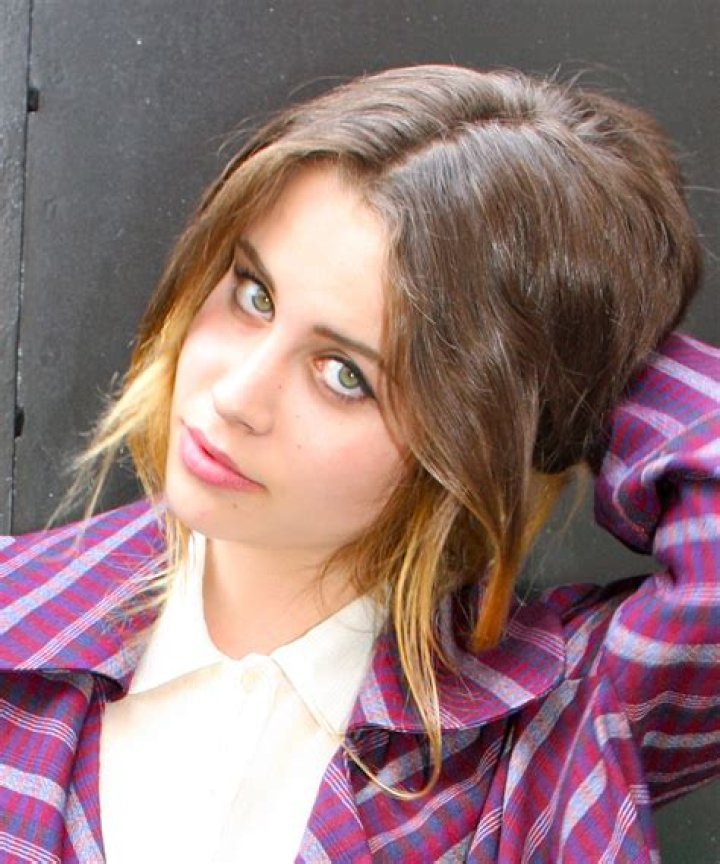 Billie JD Porter Biography, Age, Height, Husband, Net Worth, Family