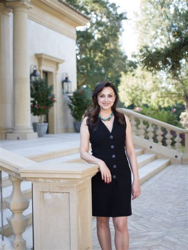 Bita Daryabari Biography, Age, Height, Husband, Net Worth, Family