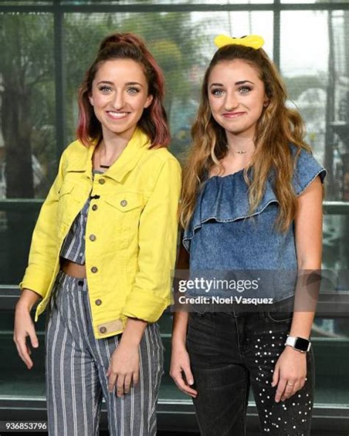 Brooklyn and Bailey McKnight Biography, Age, Height, Net Worth, Family