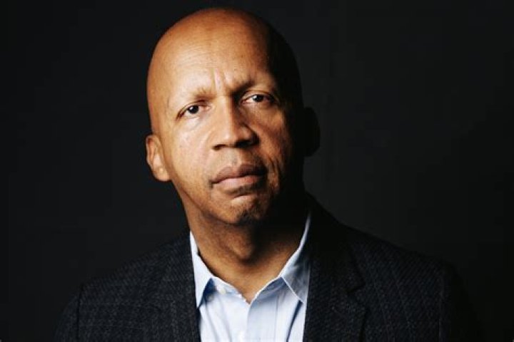 Bryan Stevenson biografía, edad, altura, esposo, net worth, familia