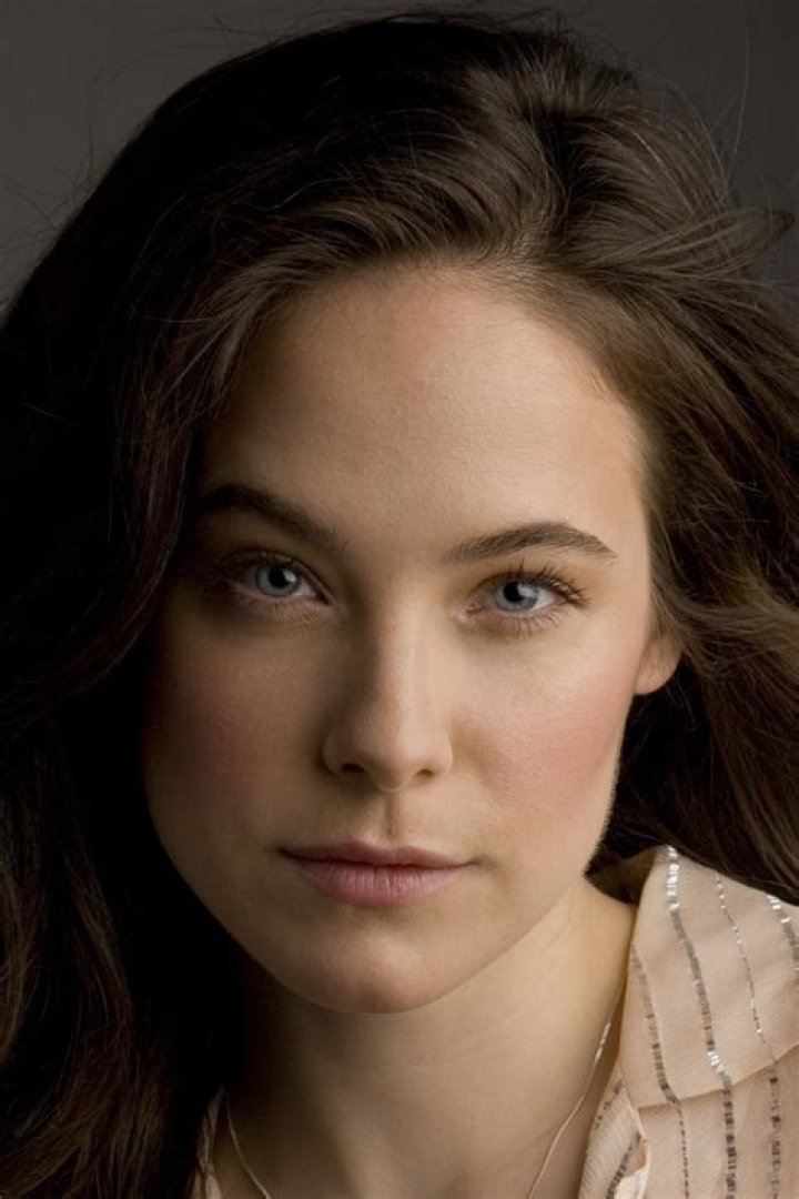 Caroline Dhavernas Biography, Age, Height, Husband, Net Worth, Family