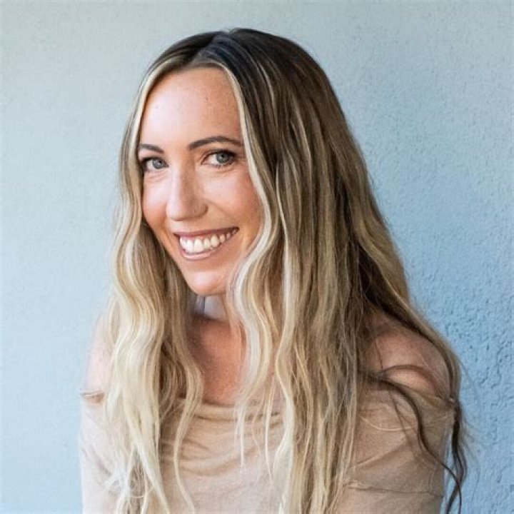 Caroline Kepnes biografía, edad, altura, esposa, net worth, familia