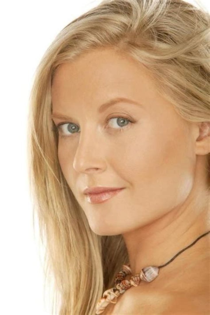 Carrie Anne Fleming Biography, Age, Height, Husband, Net Worth, Family