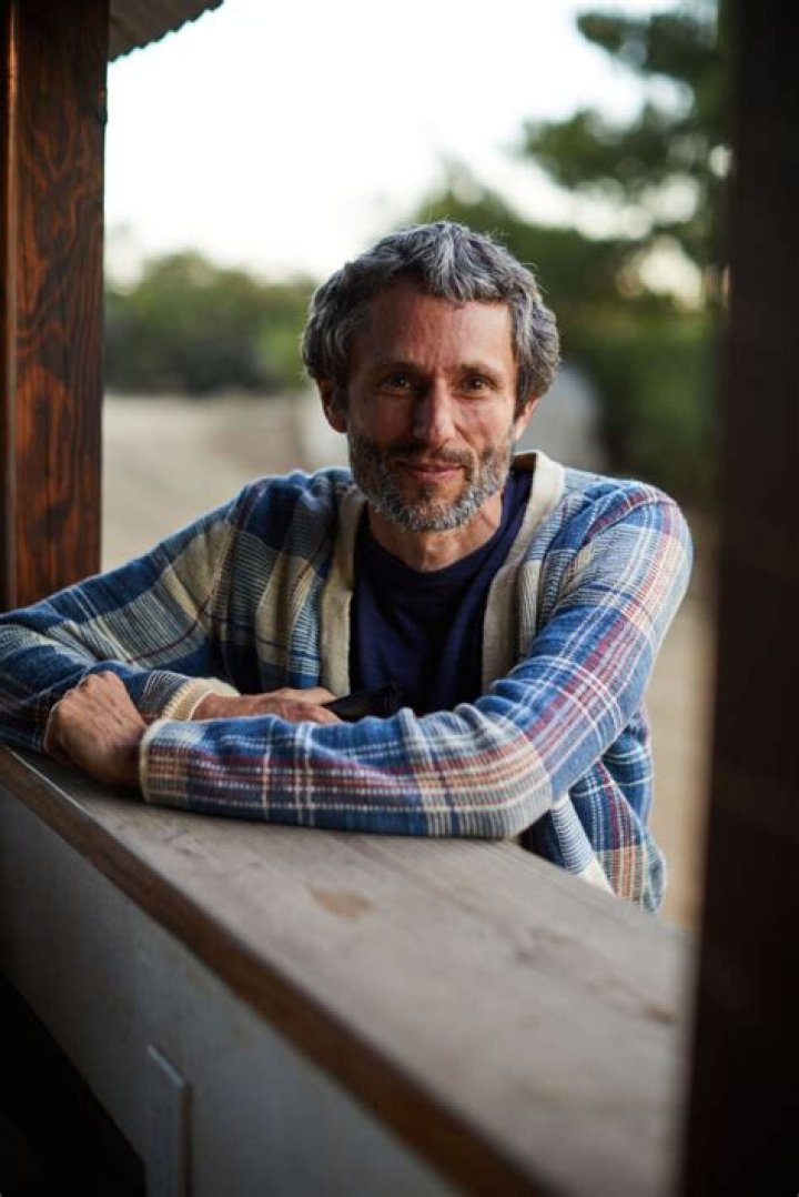 Charles Eisenstein biografía, edad, altura, esposo, net worth, familia