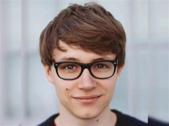 Charlie McDonnell Biography, Age, Height, Wife, Net Worth, Family