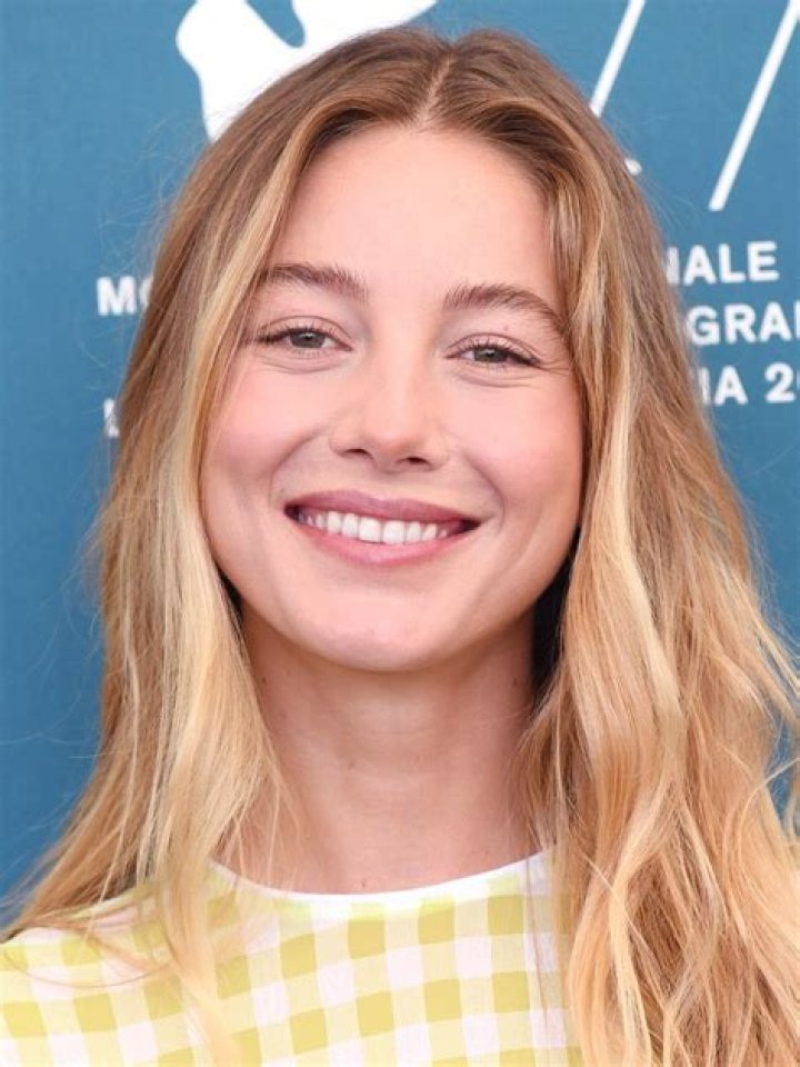 Charlotte Vega biografía, edad, altura, esposa, net worth, familia