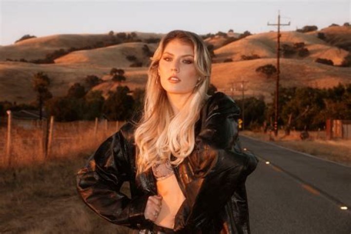 Dasha Biography, Age, Height, Husband, Net Worth, Family