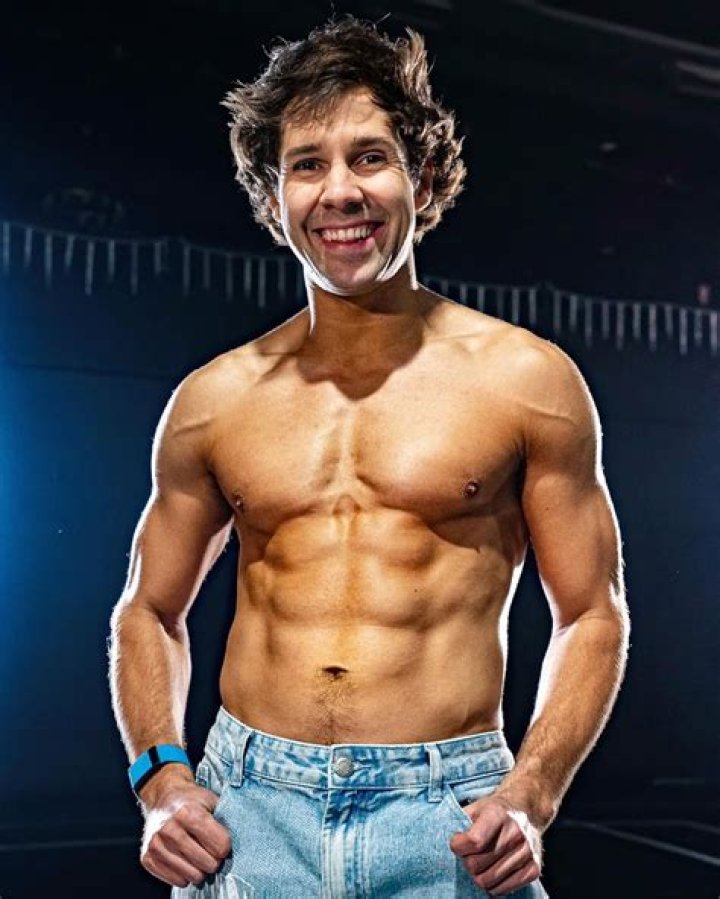 David Dobrik Biography, Age, Height, Wife, Net Worth, Family