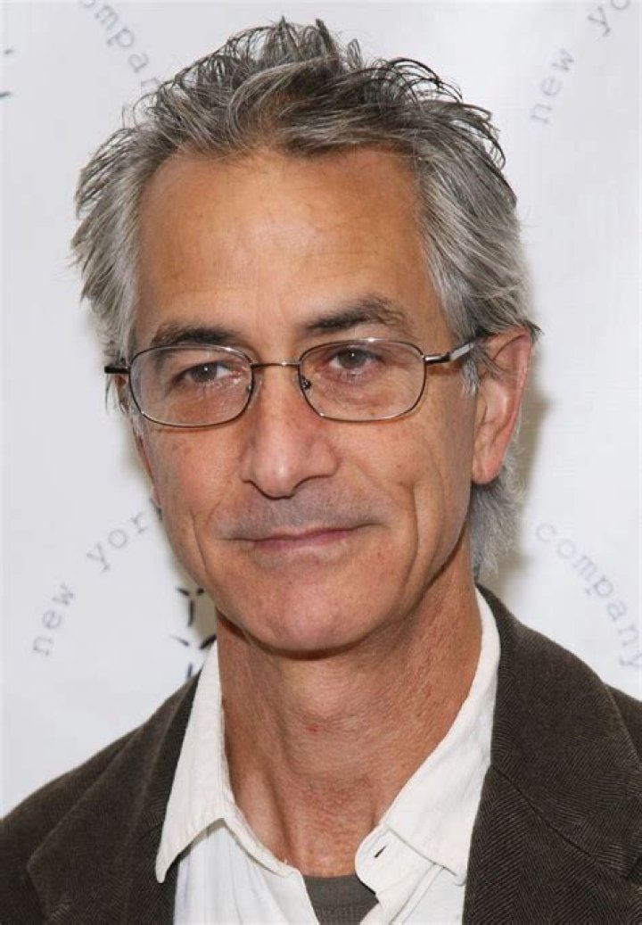 David Strathairn biografía, edad, altura, esposo, net worth, familia