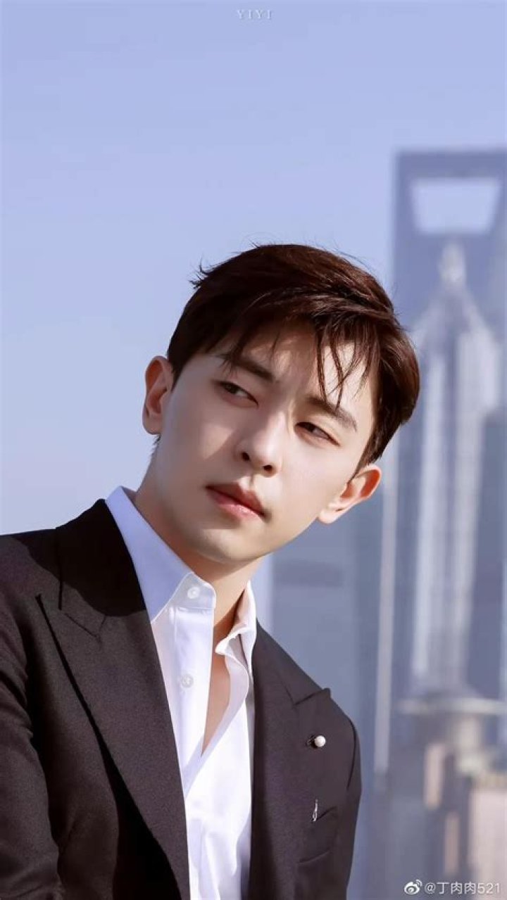 Deng Lun Biography, Age, Height, Wife, Net Worth, Family