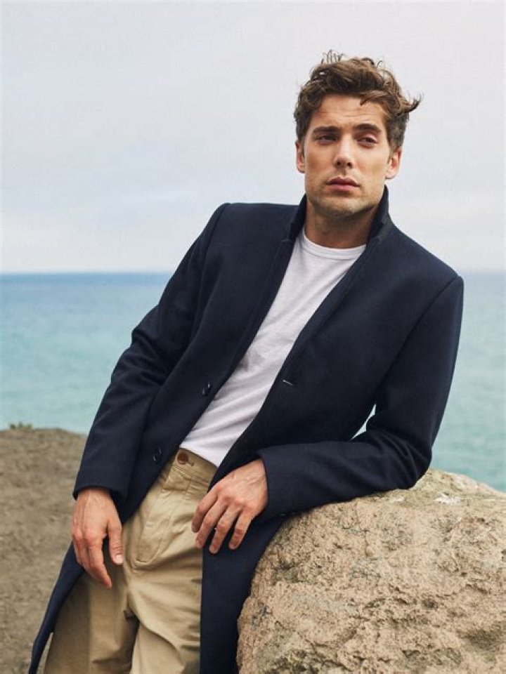 Dustin Milligan Biography, Age, Height, Wife, Net Worth, Family