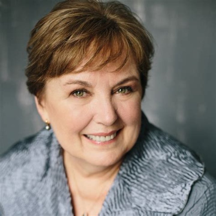 Eliza Garth Biography, Age, Height, Husband, Net Worth, Family