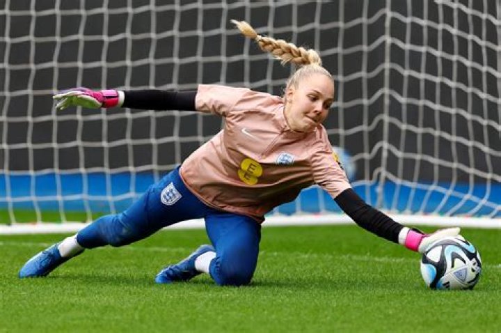 Ellie Roebuck Biography, Age, Height, Husband, Net Worth, Family