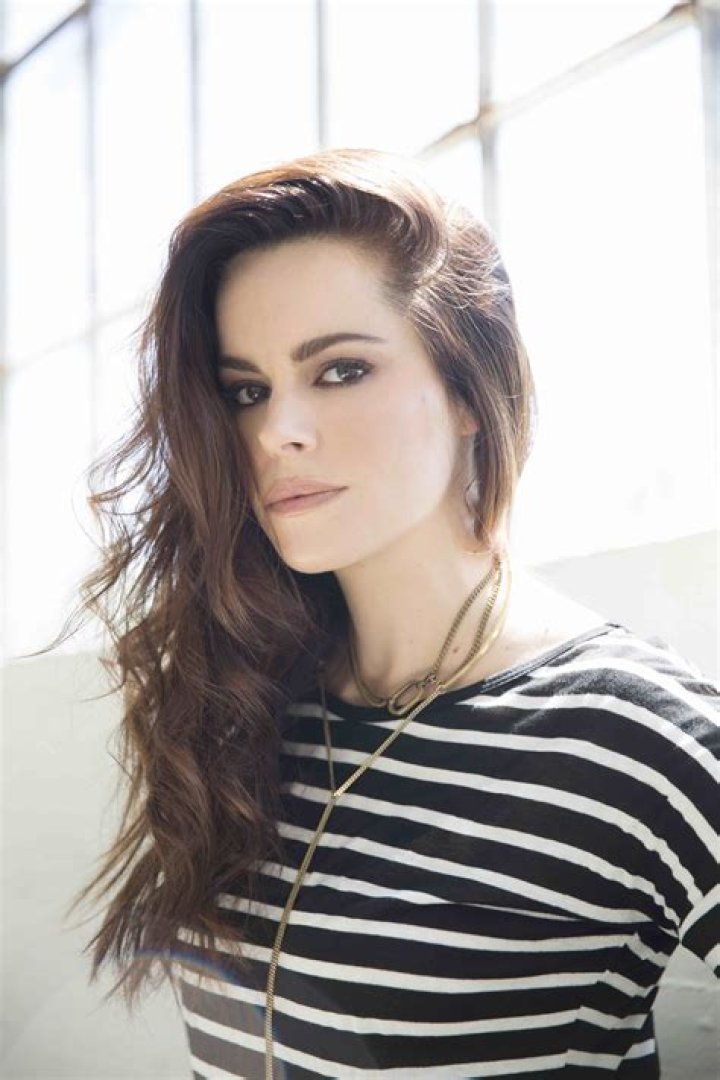 Emily Hampshire Biography, Age, Height, Husband, Net Worth, Family
