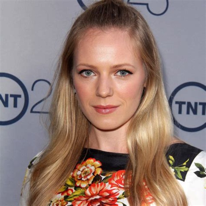Emma Bell Biography, Age, Height, Husband, Net Worth, Family