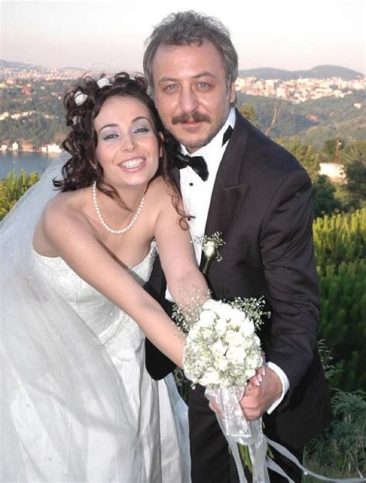 Esra Ronabar Biography, Age, Height, Husband, Net Worth, Family