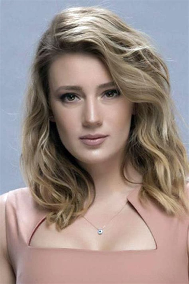 Gizem Karaca Biography, Age, Height, Husband, Net Worth, Family