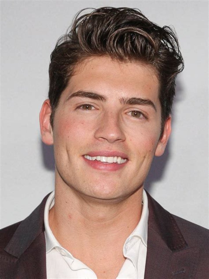 Gregg Sulkin Biography, Age, Height, Wife, Net Worth, Family
