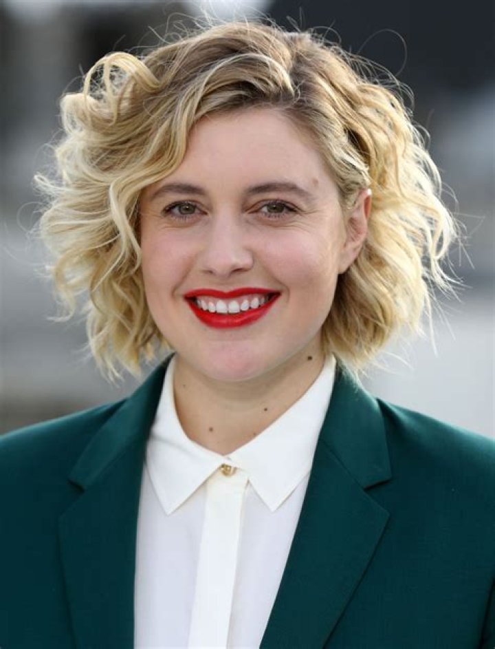 Greta Gerwig Biography, Age, Height, Husband, Net Worth, Family
