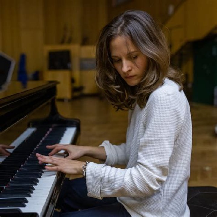 Hania Rani Biography, Age, Height, Husband, Net Worth, Family