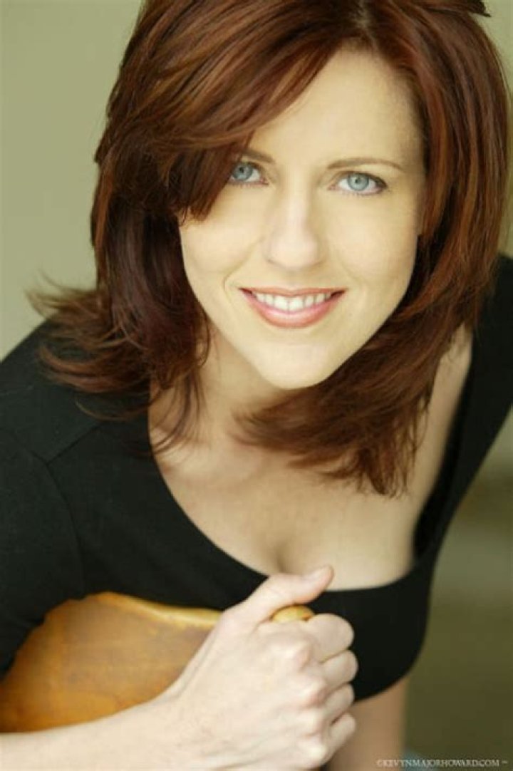 Holly Lewis Biography, Age, Height, Husband, Net Worth, Family