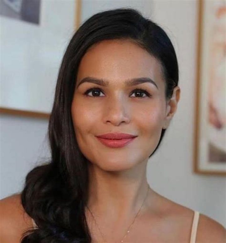 Iza Calzado Biography, Age, Height, Husband, Net Worth, Family