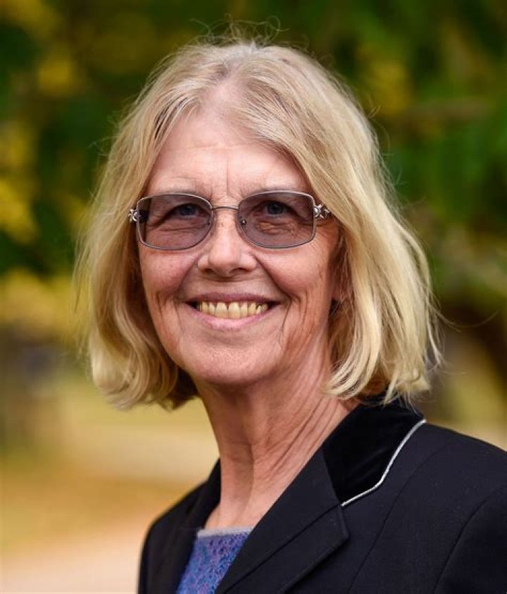 Jane Smiley Biography, Age, Height, Husband, Net Worth, Family