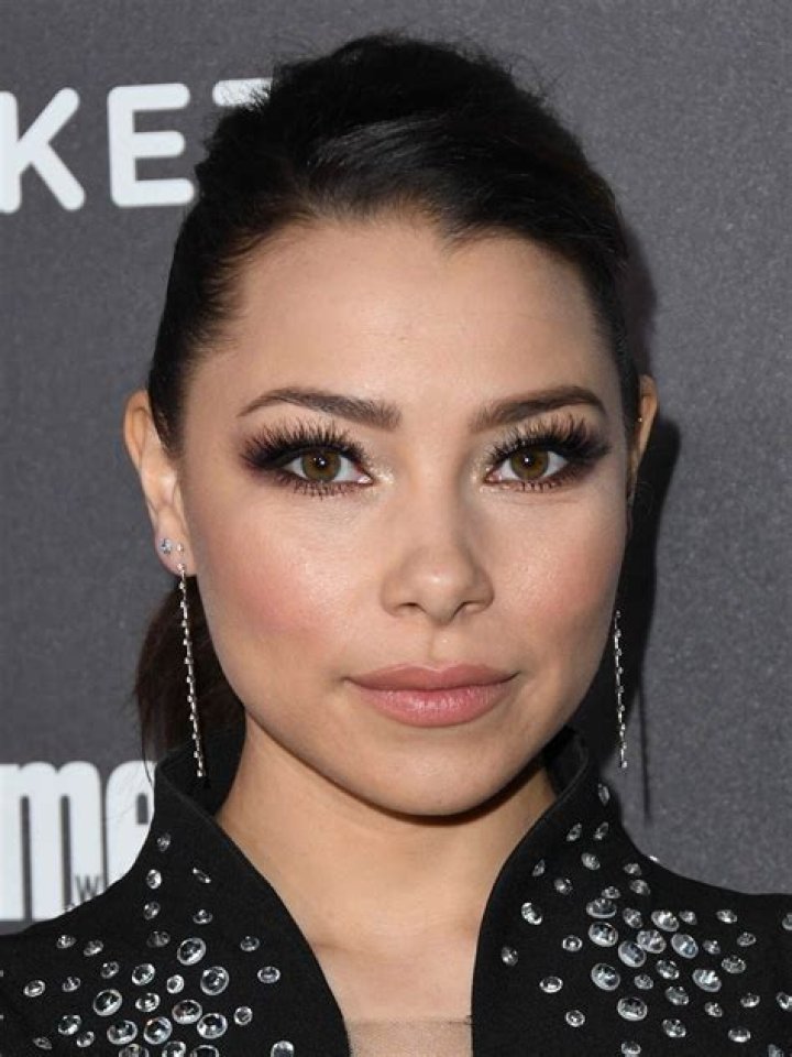 Jessica Parker Kennedy Biography, Age, Height, Husband, Net Worth, Family
