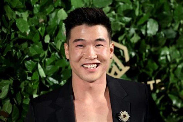 Joel Kim Booster biografía, edad, altura, esposo, net worth, familia