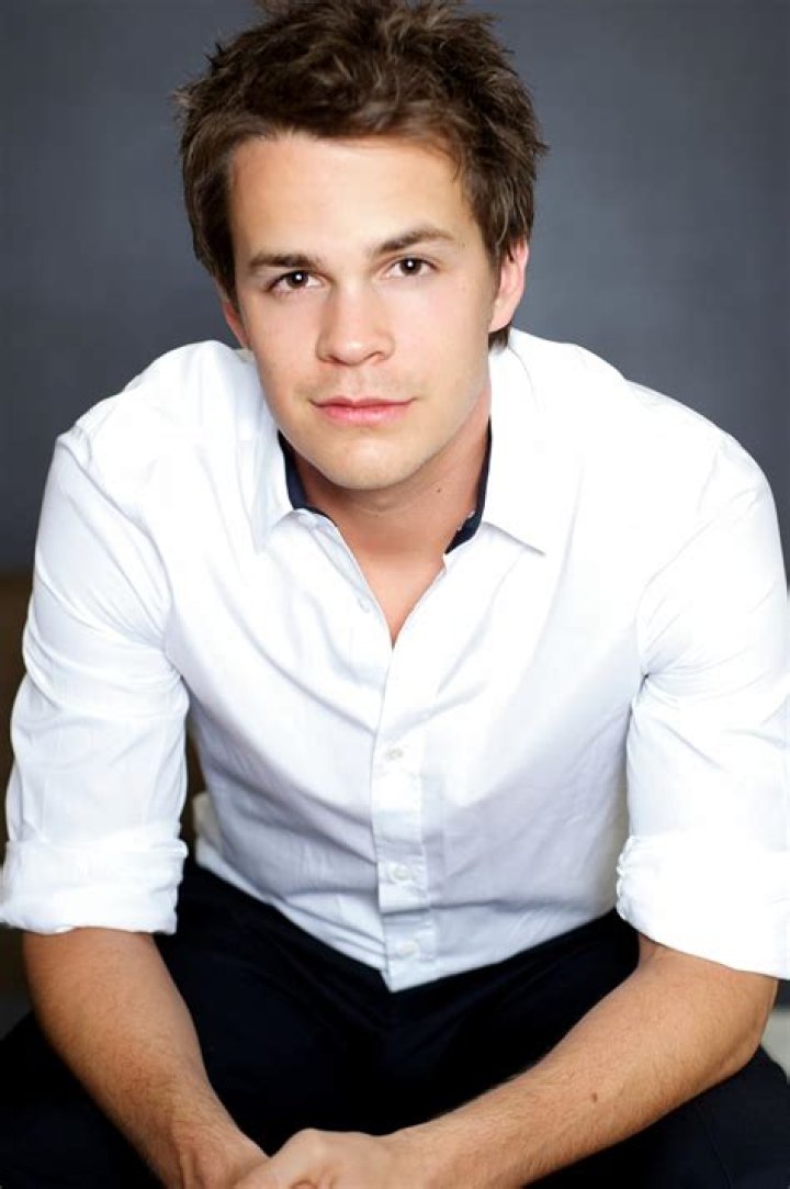 Johnny Simmons Biography, Age, Height, Wife, Net Worth, Family