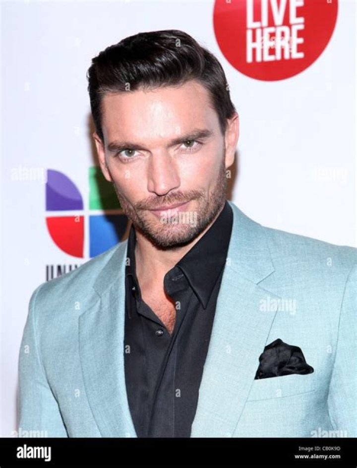 Julián Gil biografía, edad, altura, esposo, net worth, familia