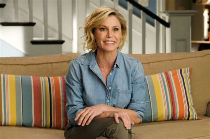 Julie Bowen Biography, Age, Height, Husband, Net Worth, Family