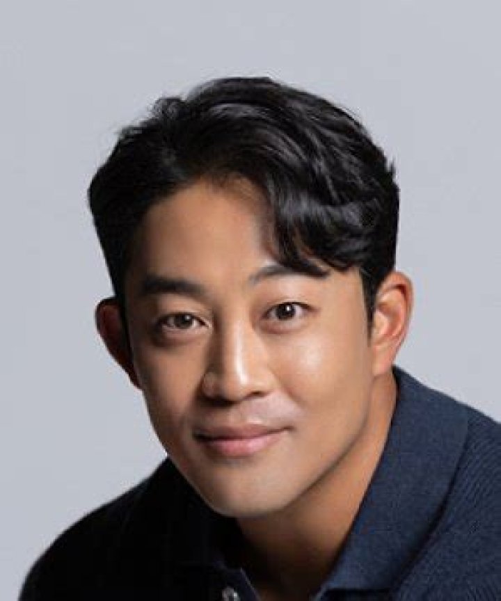 Jung Eui-yoon Biography, Age, Height, Net Worth, Family