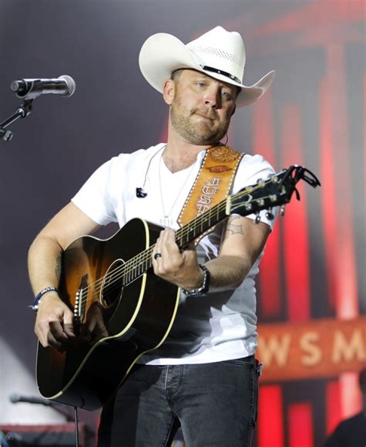 Justin Moore Biography, Age, Height, Wife, Net Worth, Family