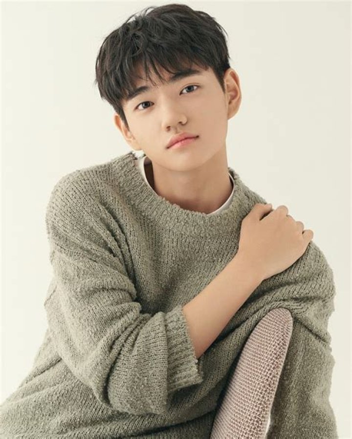 Kim Kang-hoon Biography, Age, Height, Wife, Net Worth, Family