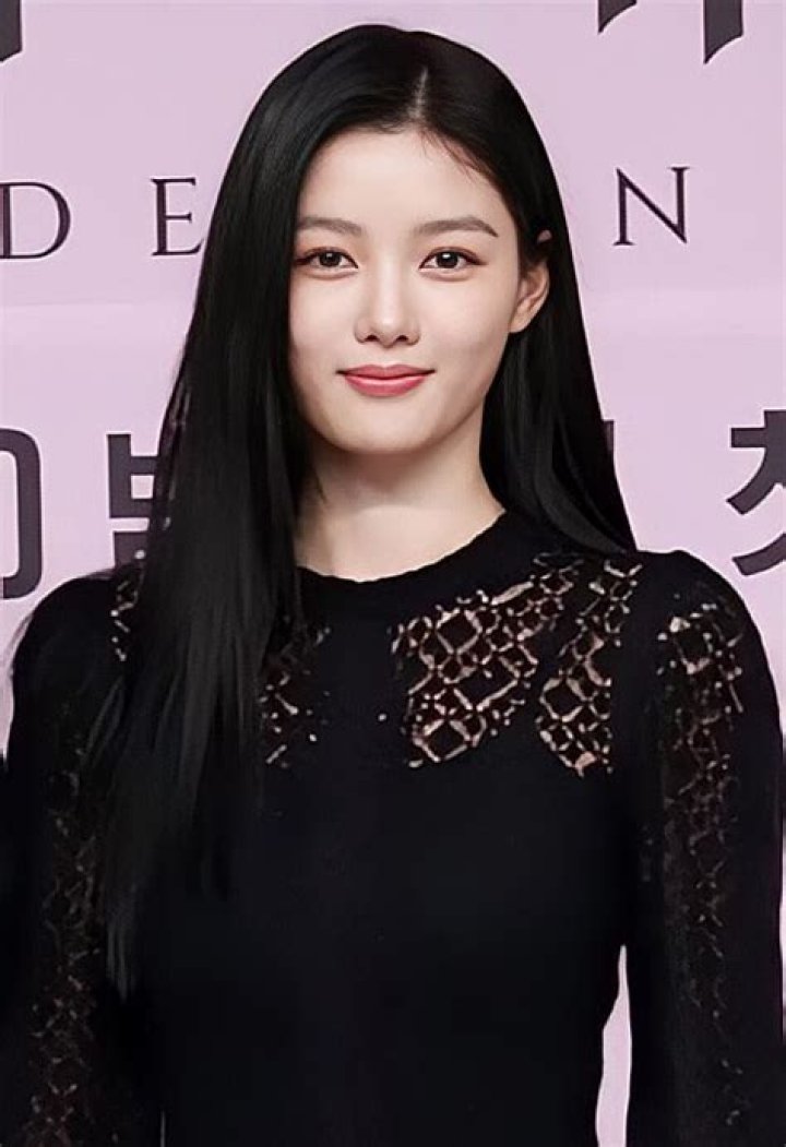 Kim Yoo-jung Biography, Age, Height, Husband, Net Worth, Family