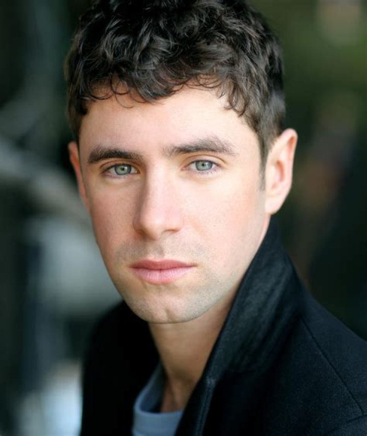 Lee Armstrong Biography, Age, Height, Husband, Net Worth, Family