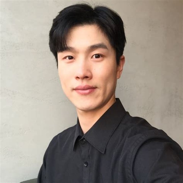Lee Chang-won Biography, Age, Height, Net Worth, Family