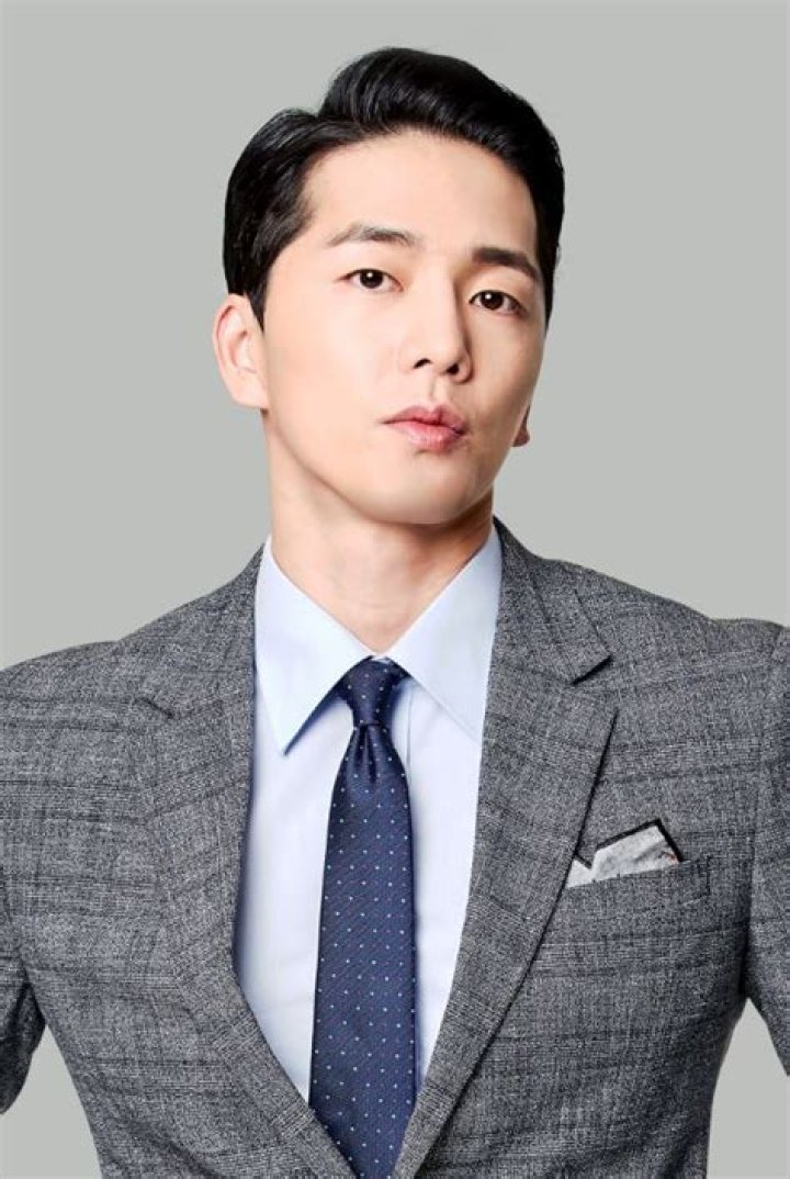 Lee Hyun-jae Biography, Age, Height, Wife, Net Worth, Family