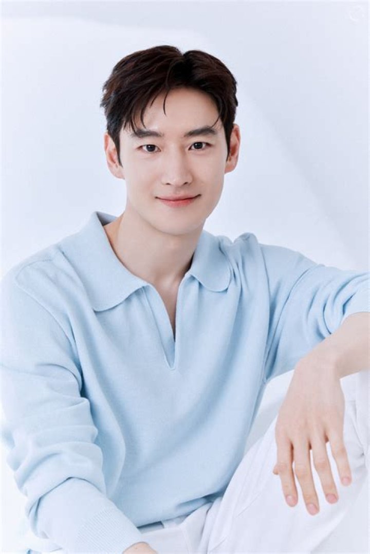 Lee Je-hoon Biography, Age, Height, Wife, Net Worth, Family