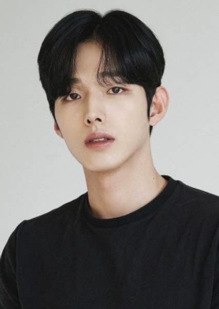 Lee Jung-shik Biography, Age, Height, Wife, Net Worth, Family