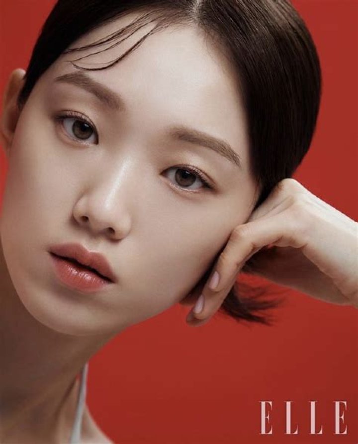 Lee Sung-kyung Biography, Age, Height, Husband, Net Worth, Family