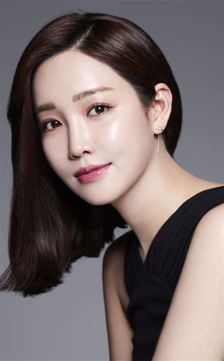 Lee Yoo-ri Biography, Age, Height, Husband, Net Worth, Family